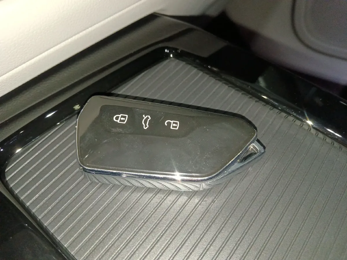 2023 Volkswagen Tavendor 2.0T 220HP L4 7DCT,autocango,china used car exporter,china ev exporter,chinese used car exporter,chinese used ev exporter