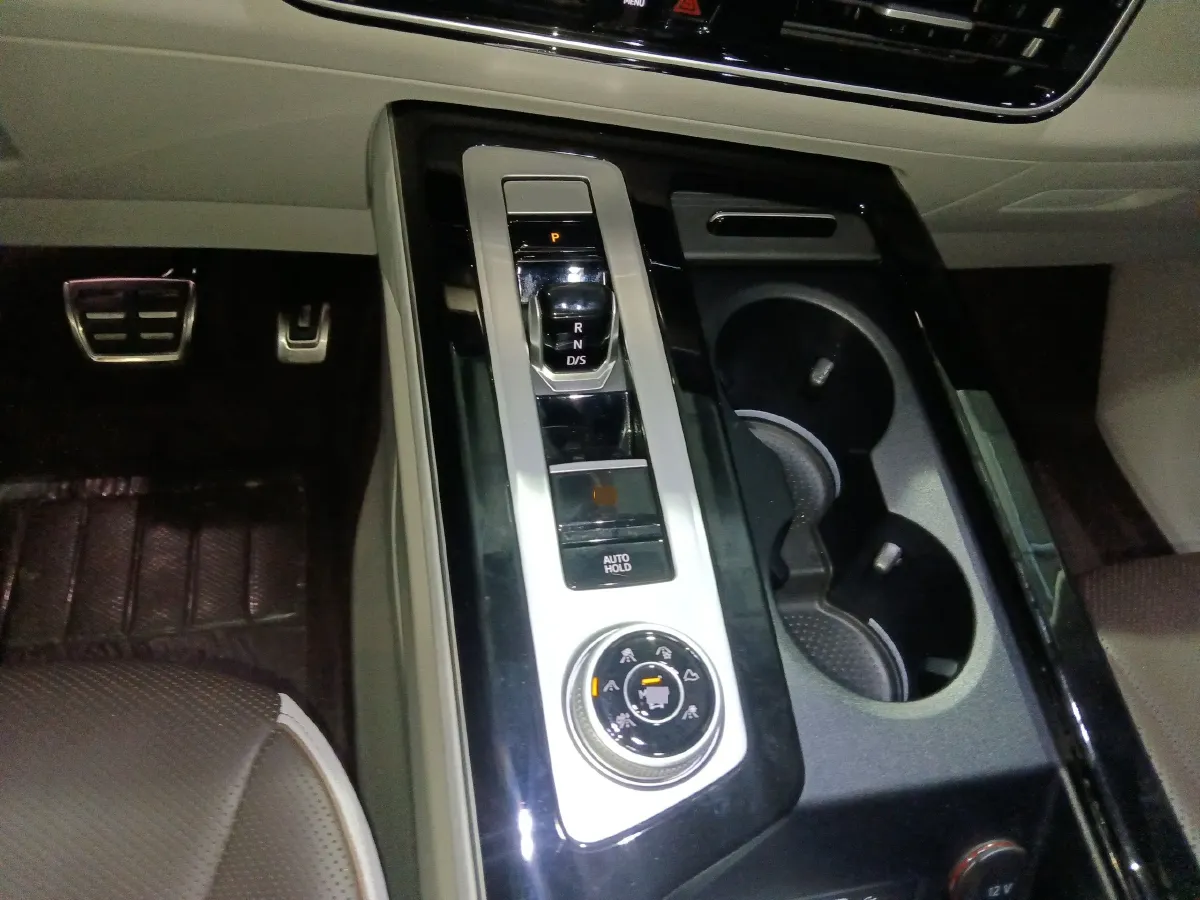 2023 Volkswagen Tavendor 2.0T 220HP L4 7DCT,autocango,china used car exporter,china ev exporter,chinese used car exporter,chinese used ev exporter