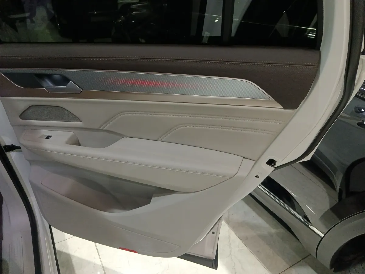 2023 Volkswagen Tavendor 2.0T 220HP L4 7DCT,autocango,china used car exporter,china ev exporter,chinese used car exporter,chinese used ev exporter