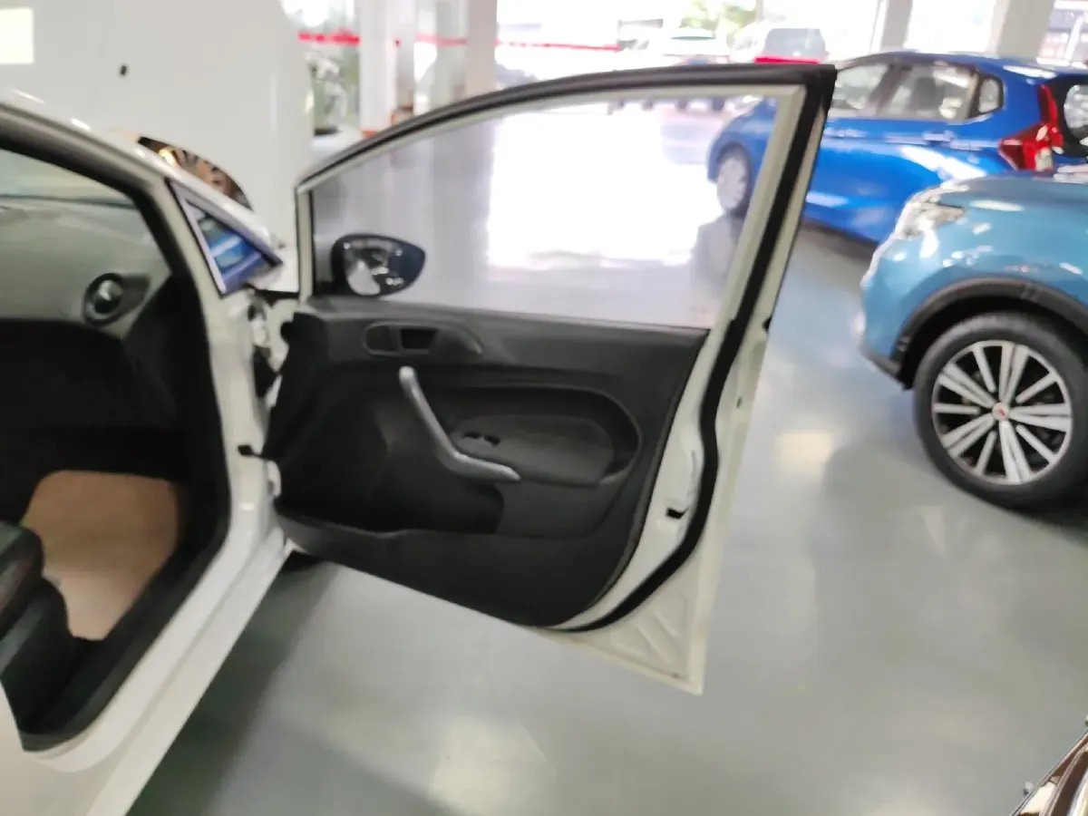 2013 Ford Fiesta 1.5L 110HP L4 5MT,autocango,china used car exporter,china ev exporter,chinese used car exporter,chinese used ev exporter