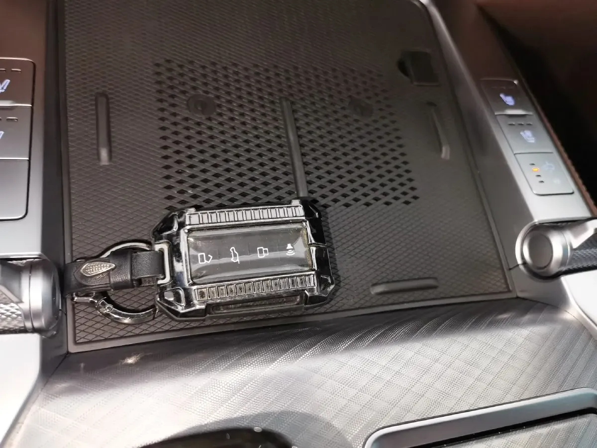 2024 Tank 700 3.0T 360HP V6 9AT PHEV 37.1KWH,autocango,china used car exporter,china ev exporter,chinese used car exporter,chinese used ev exporter