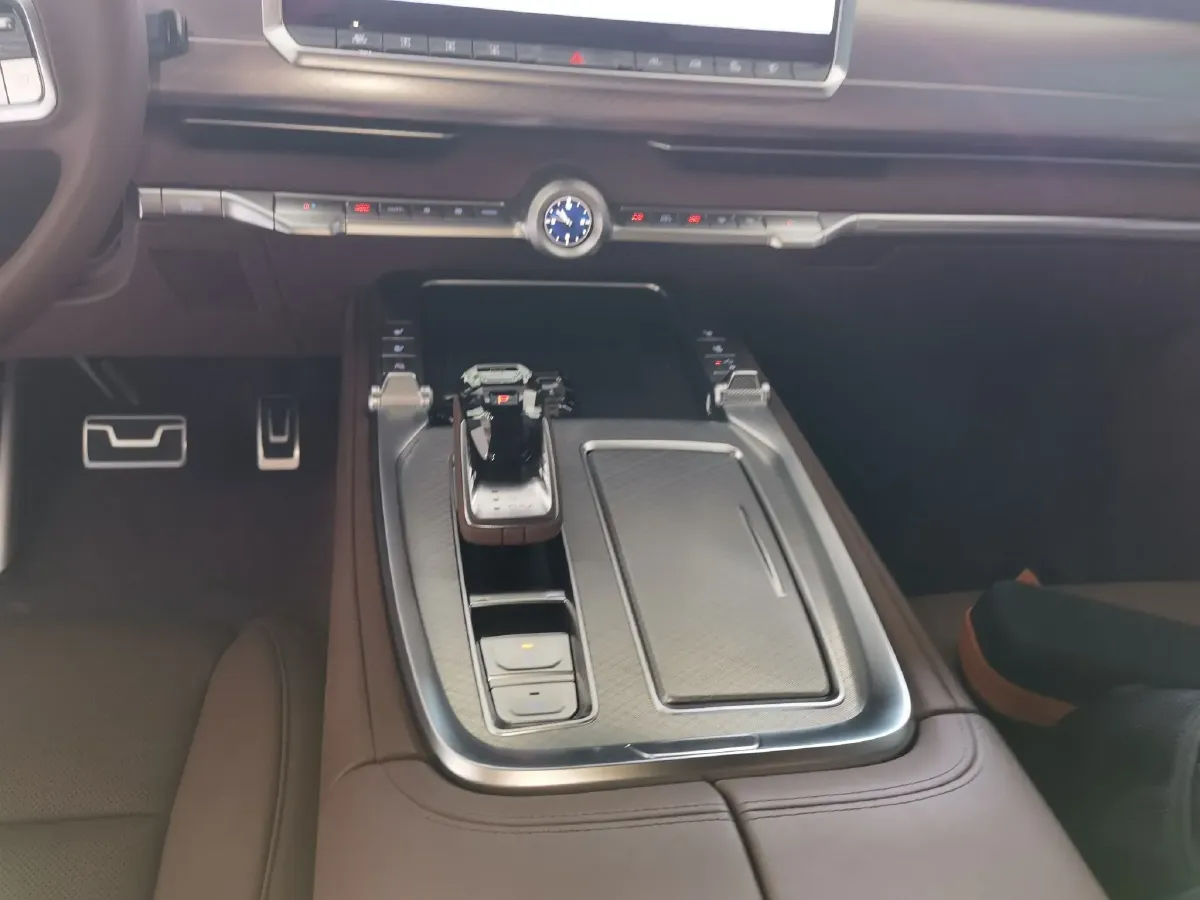 2024 Tank 700 3.0T 360HP V6 9AT PHEV 37.1KWH,autocango,china used car exporter,china ev exporter,chinese used car exporter,chinese used ev exporter