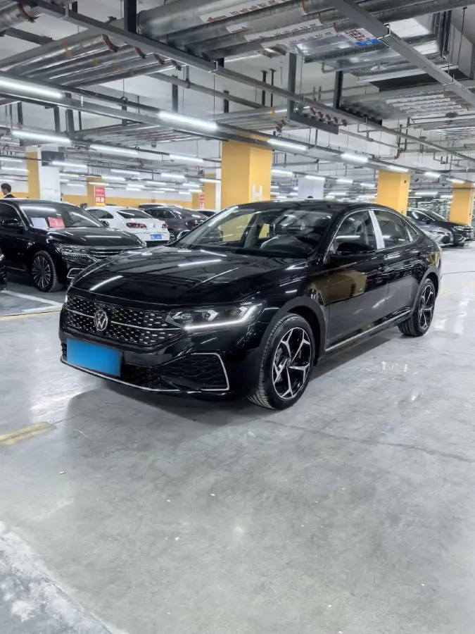 2025 Volkswagen Passat 2.0T 186HP L4 7DCT