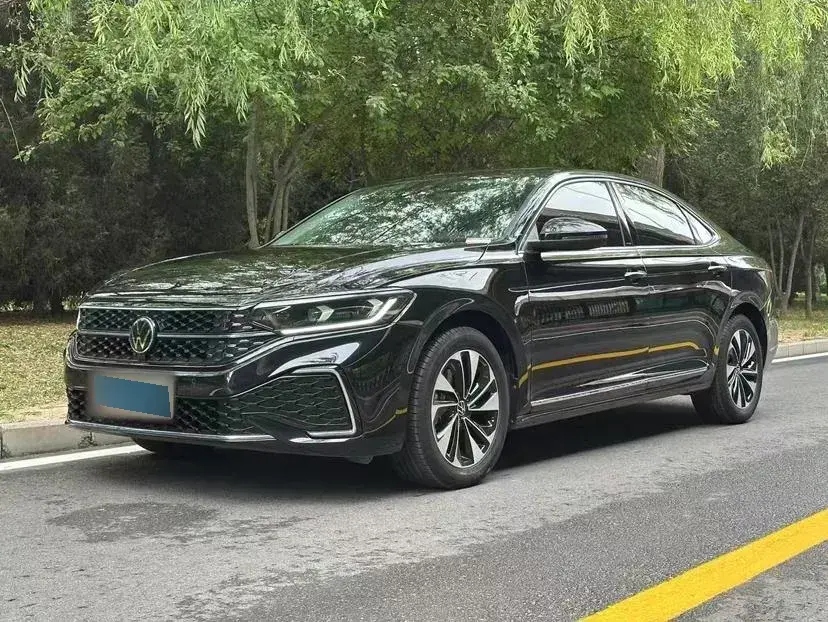 2023 Volkswagen Passat 2.0T 186HP L4 7DCT