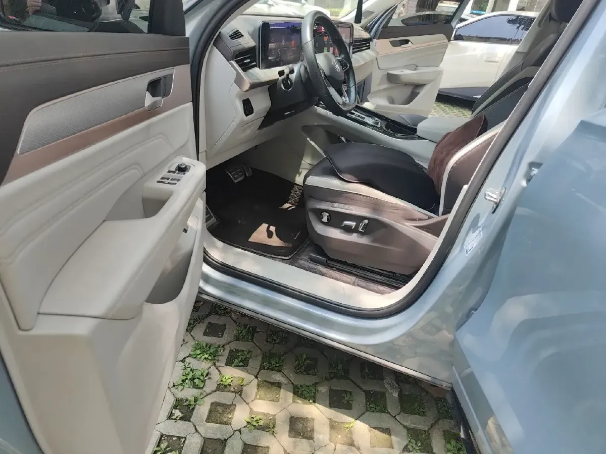 2023 Volkswagen Tavendor 2.0T 220HP L4 7DCT,autocango,china used car exporter,china ev exporter,chinese used car exporter,chinese used ev exporter
