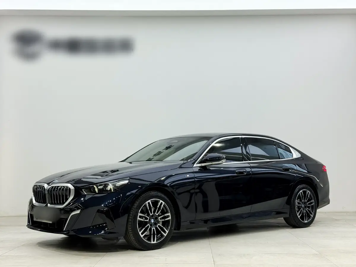 2025 BMW 5 Series 2.0T 258HP L4 8AT