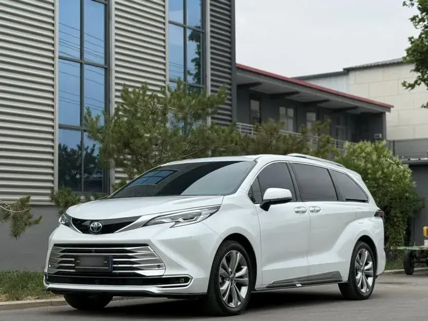 2023 Toyota Sienna 2.5L 189HP L4 E-CVT Hybrid