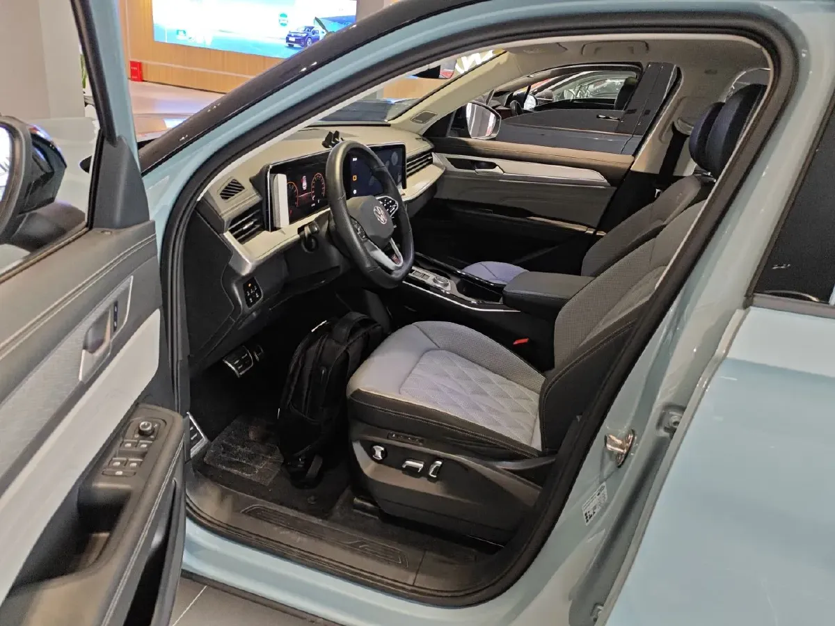 2023 Volkswagen Tavendor 2.0T 220HP L4 7DCT,autocango,china used car exporter,china ev exporter,chinese used car exporter,chinese used ev exporter