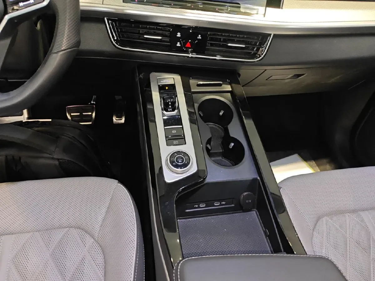 2023 Volkswagen Tavendor 2.0T 220HP L4 7DCT,autocango,china used car exporter,china ev exporter,chinese used car exporter,chinese used ev exporter