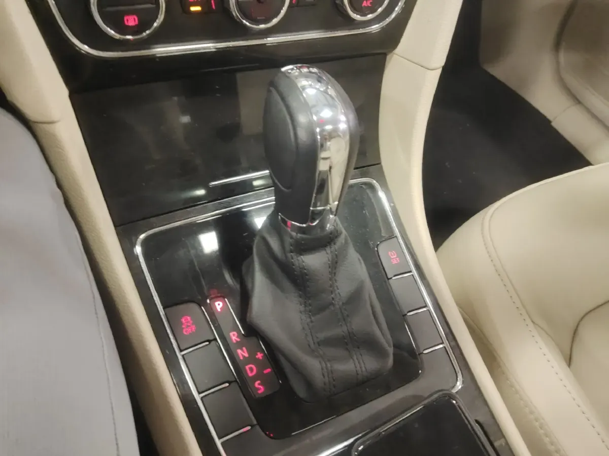 2015 Volkswagen Passat 1.8T 160HP L4 7DCT,autocango,china used car exporter,china ev exporter,chinese used car exporter,chinese used ev exporter