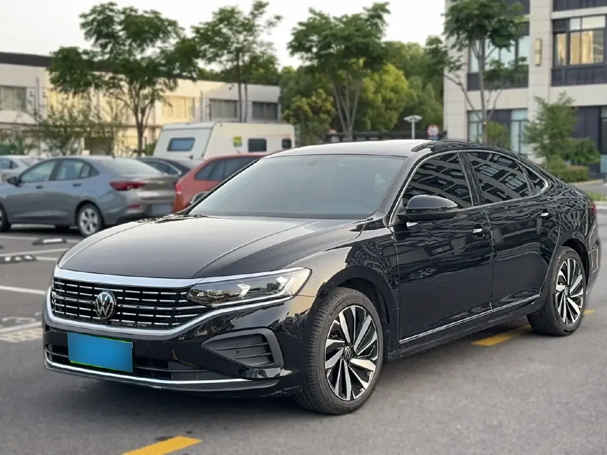 2024 Volkswagen Passat 2.0T 220HP L4 7DCT