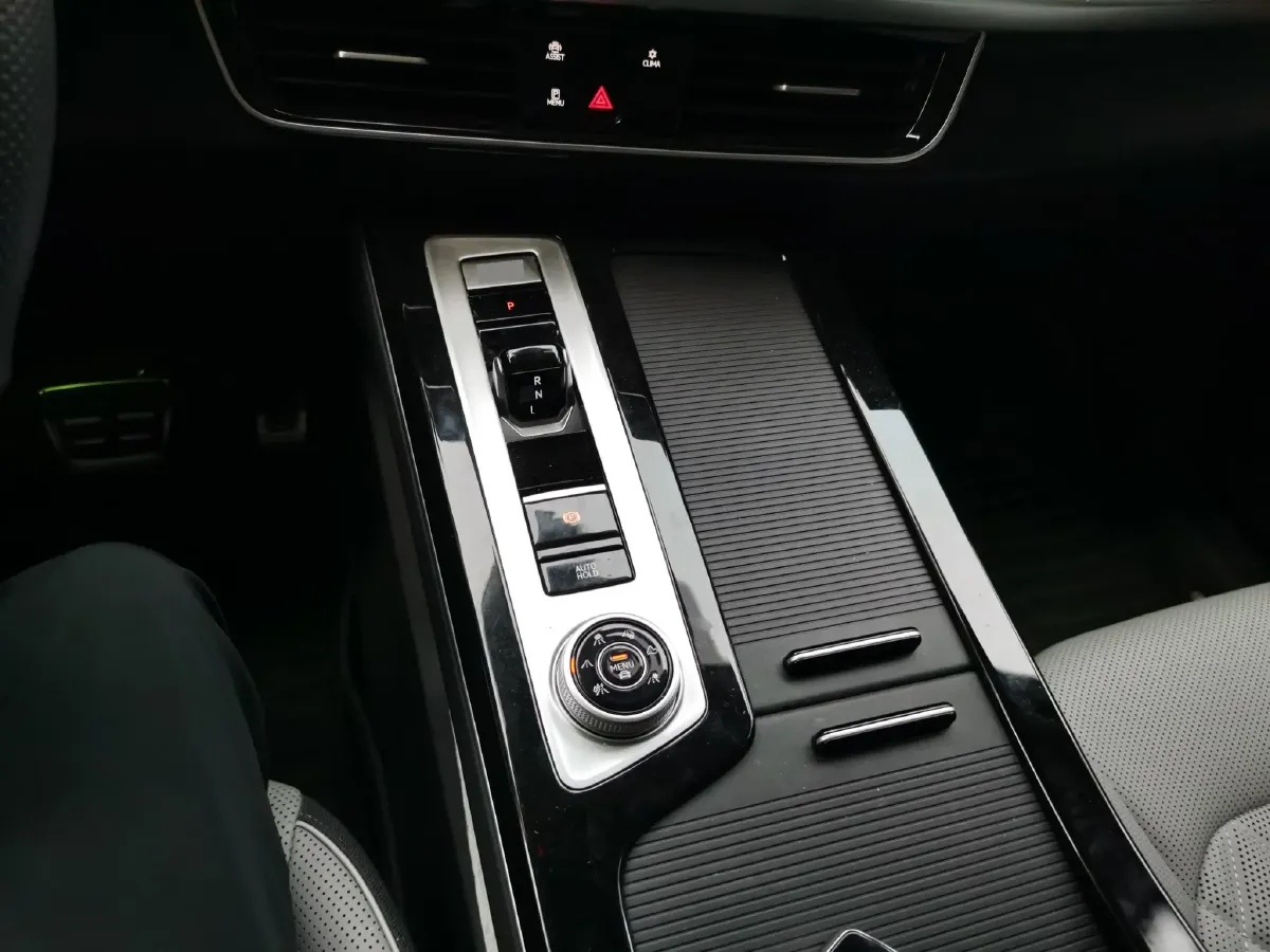 2024 Volkswagen Tavendor 2.0T 220HP L4 7DCT,autocango,china used car exporter,china ev exporter,chinese used car exporter,chinese used ev exporter