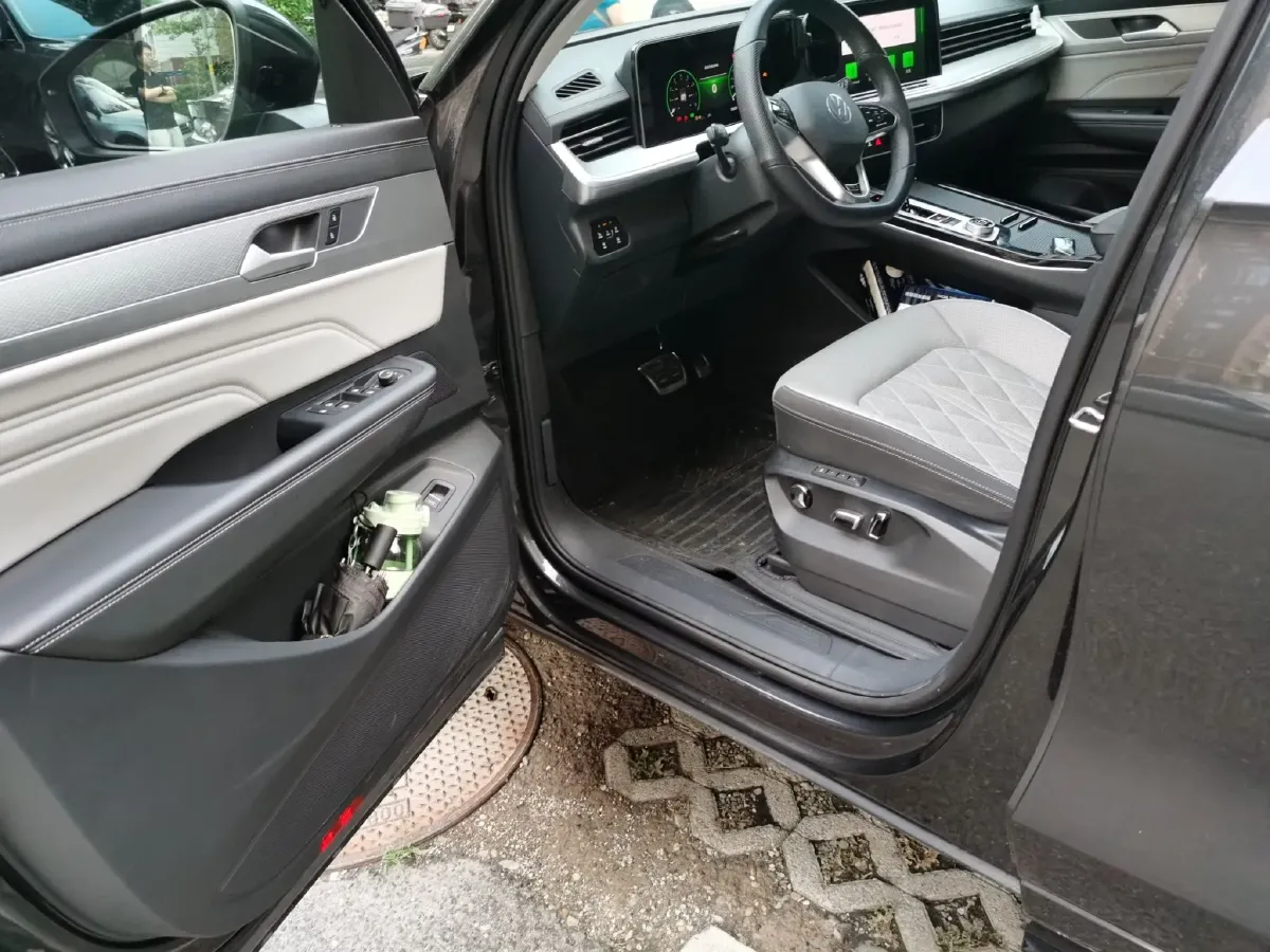 2024 Volkswagen Tavendor 2.0T 220HP L4 7DCT,autocango,china used car exporter,china ev exporter,chinese used car exporter,chinese used ev exporter