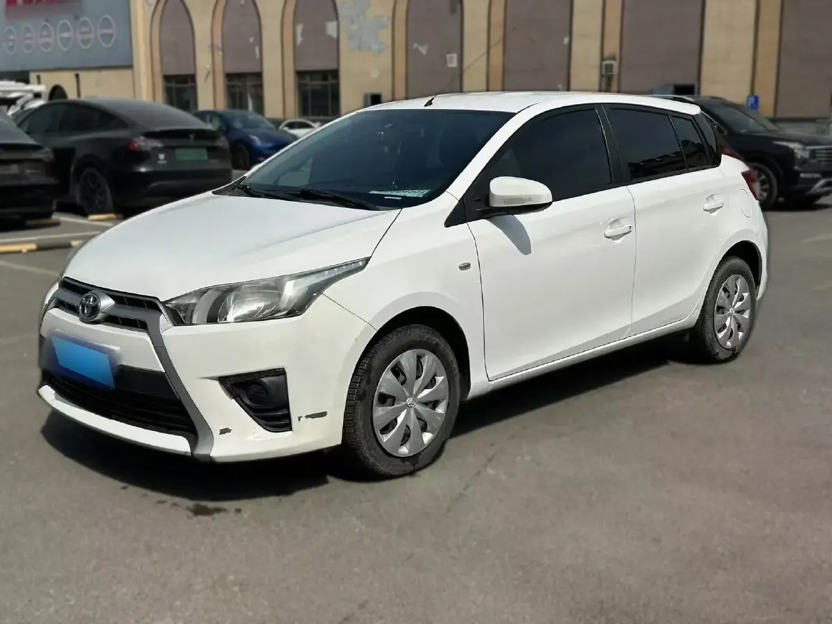 2015 Toyota Yaris L 1.5L 107HP L4 4AT