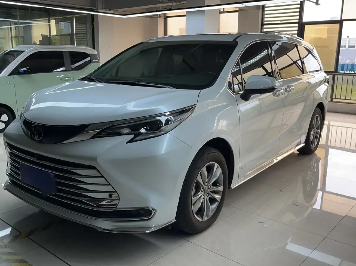 2024 Toyota Sienna 2.5L 189HP L4 E-CVT Hybrid