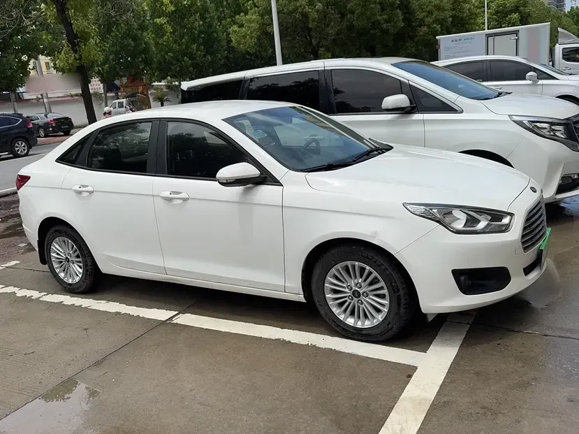 2015 Ford Escort 1.5L 113HP L4 5MT,autocango,china used car exporter,china ev exporter,chinese used car exporter,chinese used ev exporter