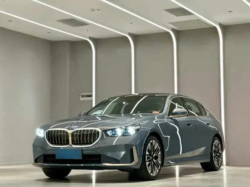 2024 BMW 5 Series 2.0T 258HP L4 8AT