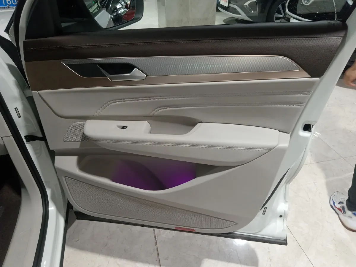 2023 Volkswagen Tavendor 2.0T 220HP L4 7DCT,autocango,china used car exporter,china ev exporter,chinese used car exporter,chinese used ev exporter