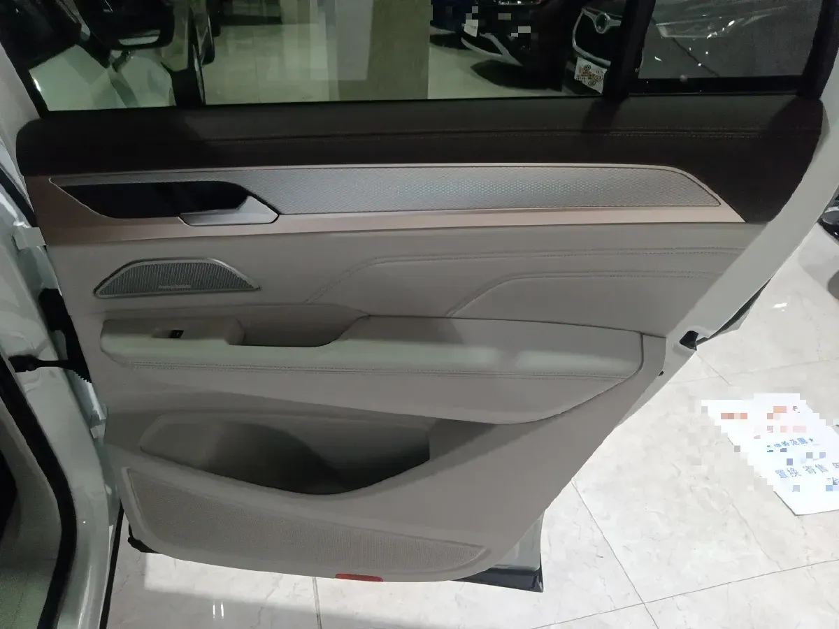 2023 Volkswagen Tavendor 2.0T 220HP L4 7DCT,autocango,china used car exporter,china ev exporter,chinese used car exporter,chinese used ev exporter