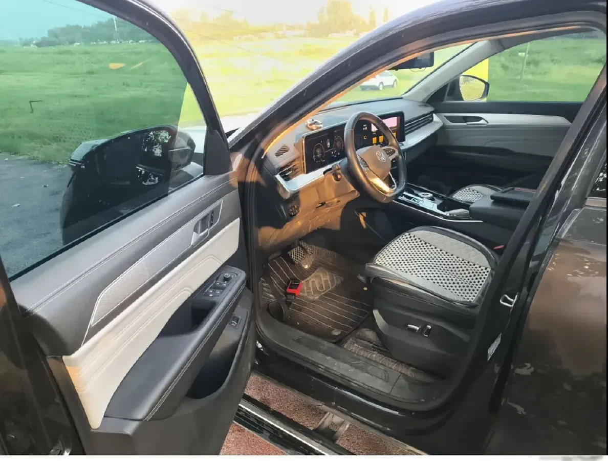 2023 Volkswagen Tavendor 2.0T 186HP L4 7DCT,autocango,china used car exporter,china ev exporter,chinese used car exporter,chinese used ev exporter