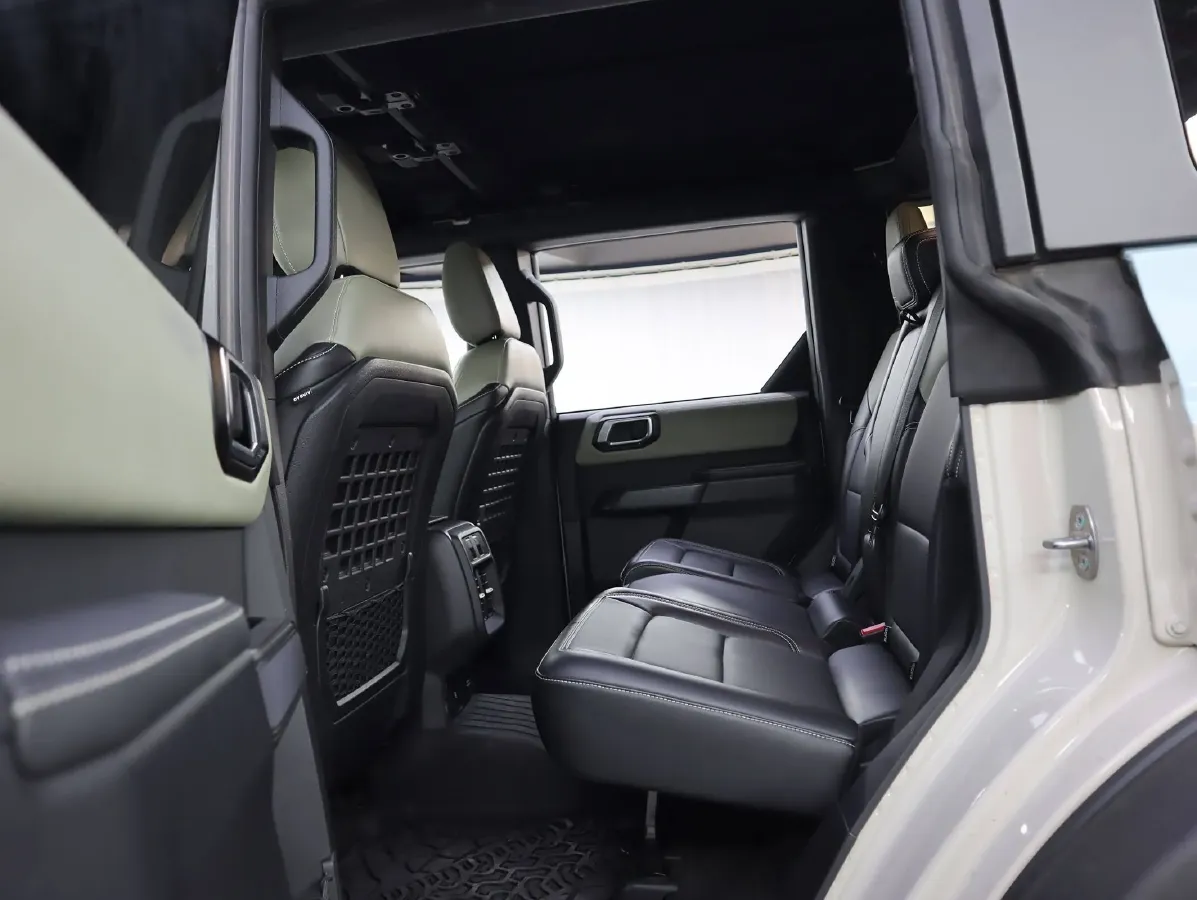 2024 Ford Bronco 2.3T 275HP L4 10AT,autocango,china used car exporter,china ev exporter,chinese used car exporter,chinese used ev exporter