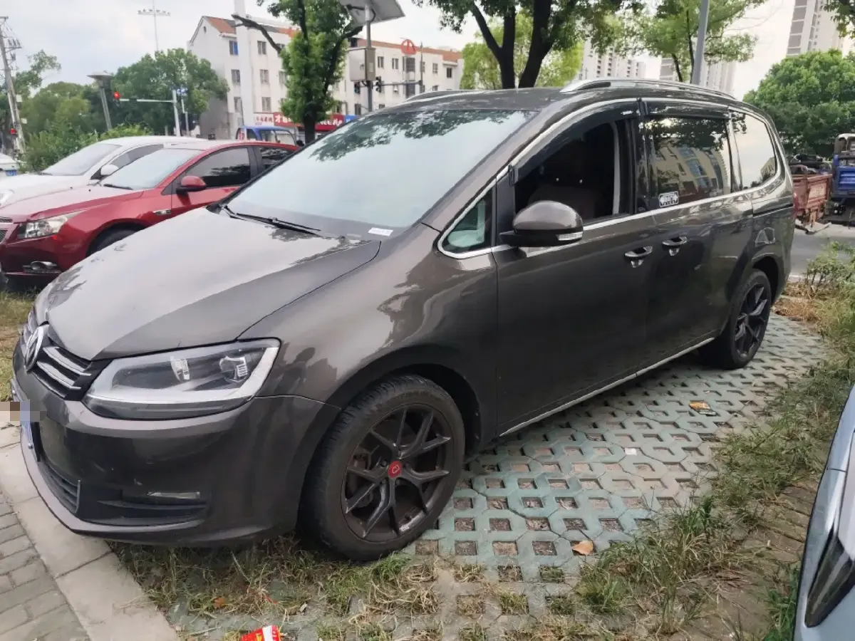 2018 Volkswagen Sharan 2.0T 220HP L4 6DCT