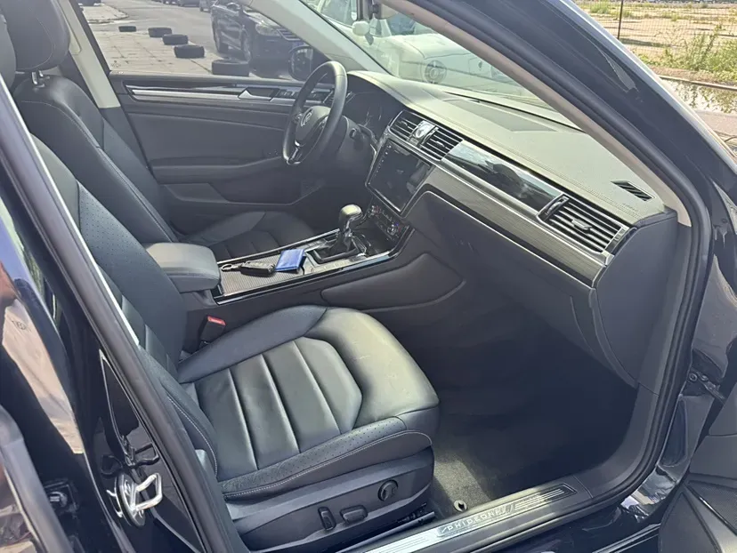 2019 Volkswagen Phideon 2.0T 224HP L4 7DCT,autocango,china used car exporter,china ev exporter,chinese used car exporter,chinese used ev exporter