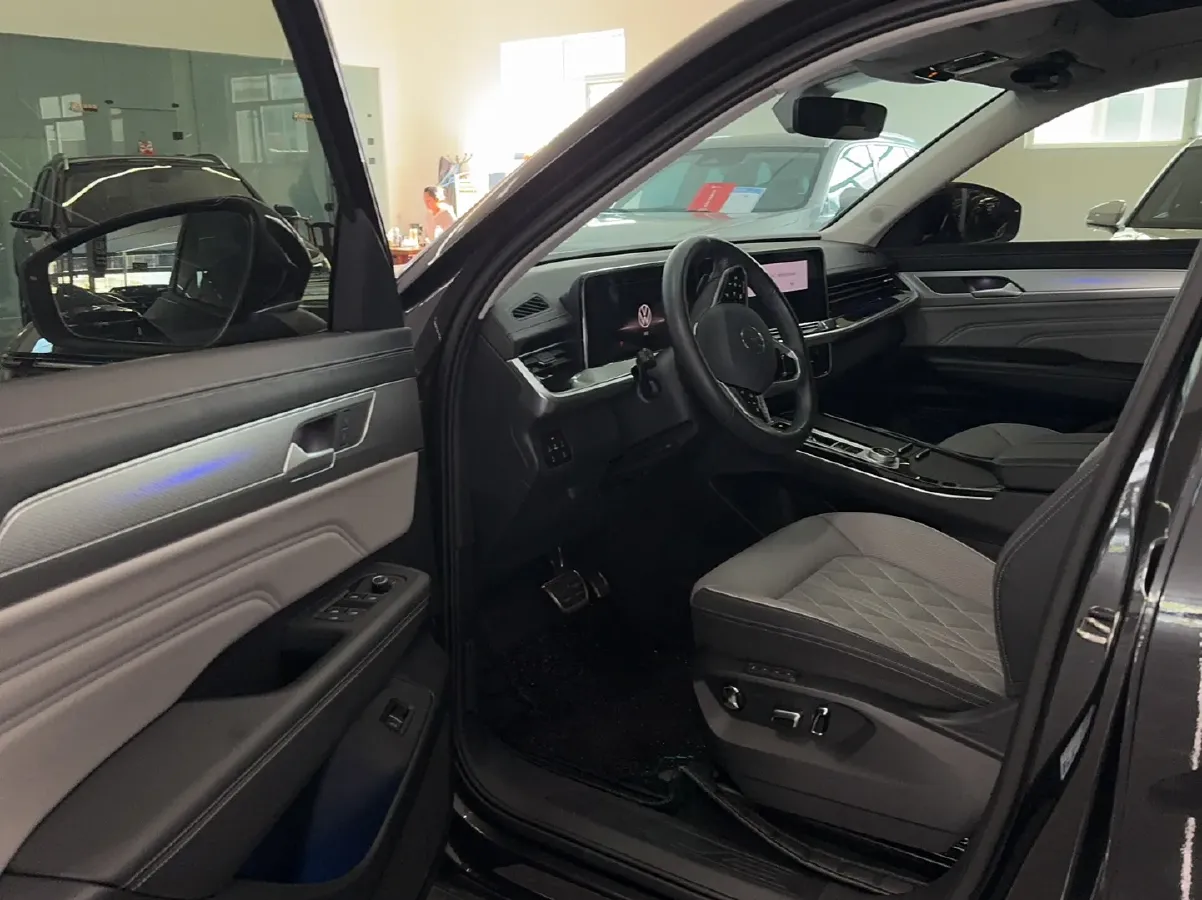 2023 Volkswagen Tavendor 2.0T 220HP L4 7DCT,autocango,china used car exporter,china ev exporter,chinese used car exporter,chinese used ev exporter