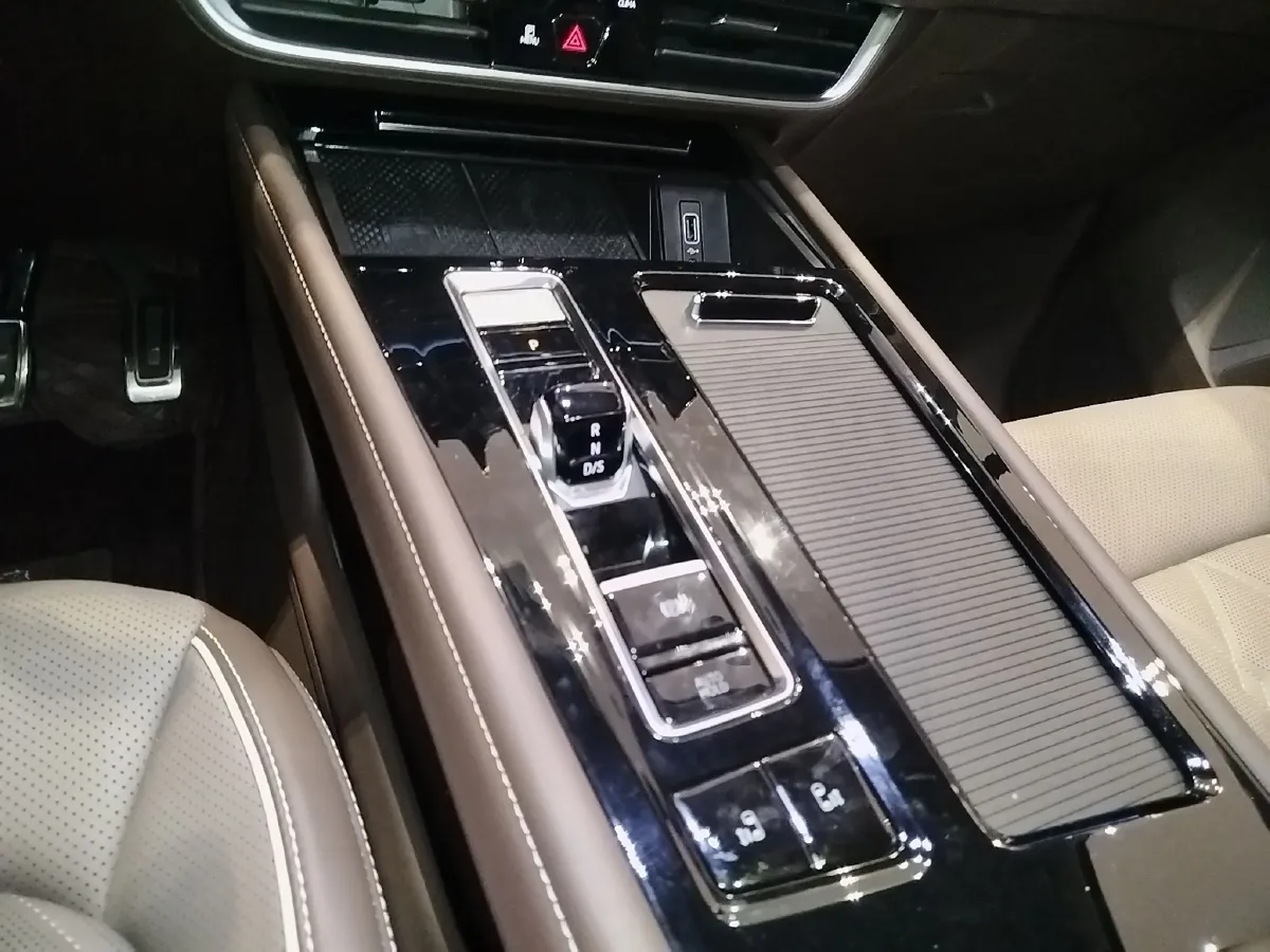 2024 Volkswagen Viloran 2.0T 220HP L4 7DCT,autocango,china used car exporter,china ev exporter,chinese used car exporter,chinese used ev exporter