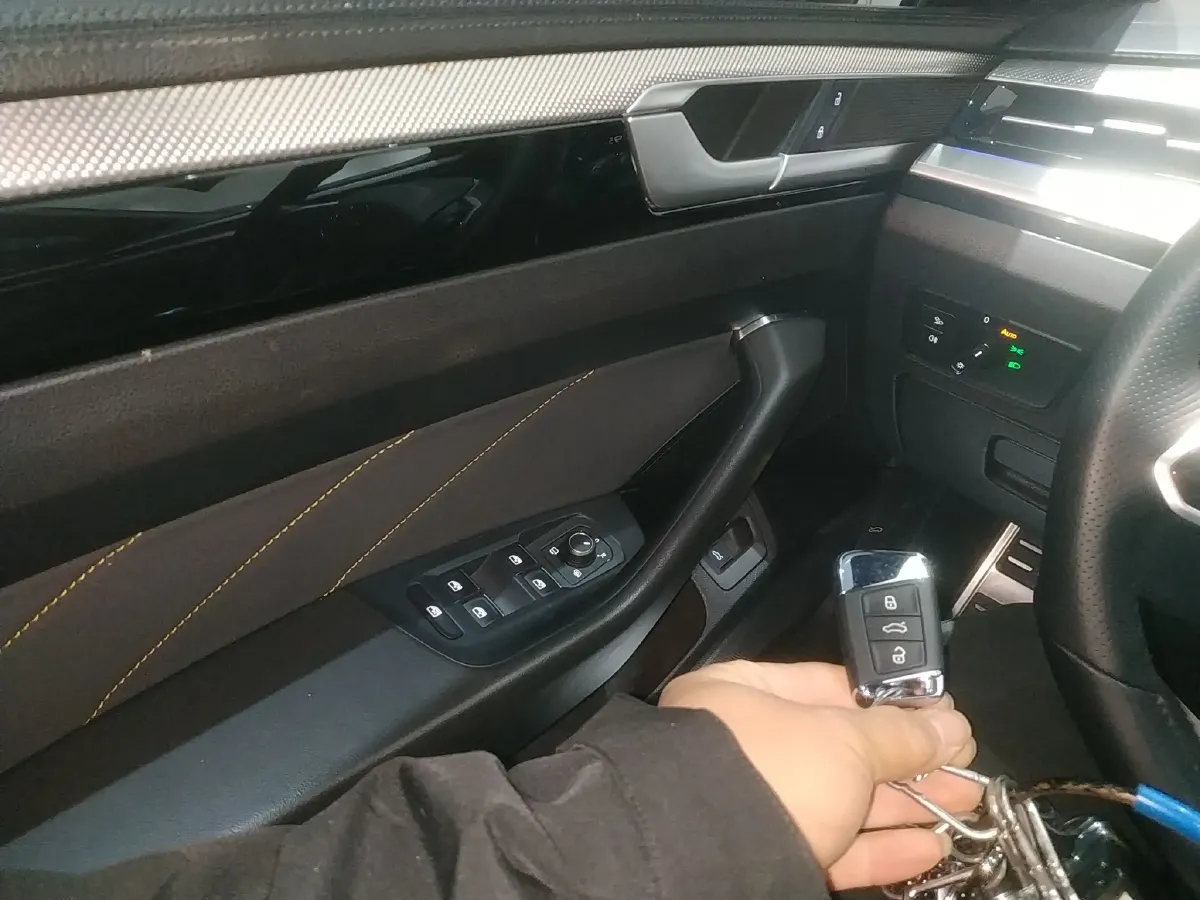 2021 Volkswagen CC 2.0T 220HP L4 7DCT,autocango,china used car exporter,china ev exporter,chinese used car exporter,chinese used ev exporter