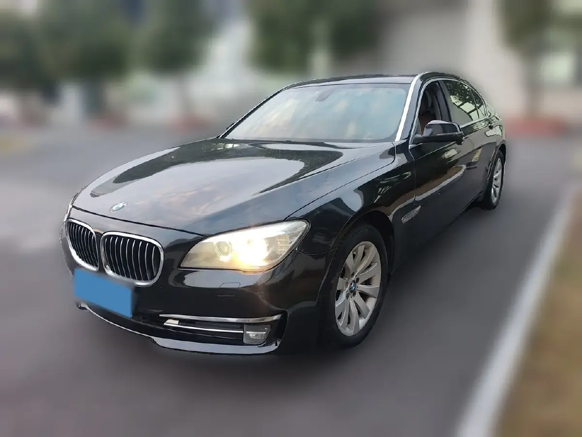 2013 BMW 7 Series 3.0T 320HP L6 8AT