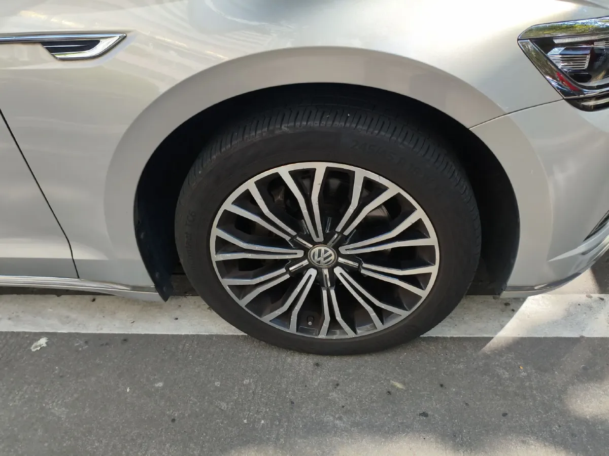 2016 Volkswagen Phideon 2.0T 224HP L4 7DCT,autocango,china used car exporter,china ev exporter,chinese used car exporter,chinese used ev exporter