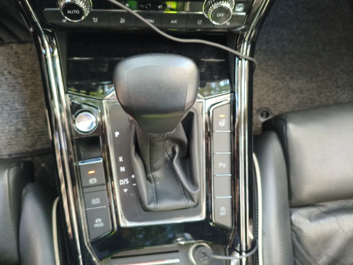 2016 Volkswagen Phideon 2.0T 224HP L4 7DCT,autocango,china used car exporter,china ev exporter,chinese used car exporter,chinese used ev exporter