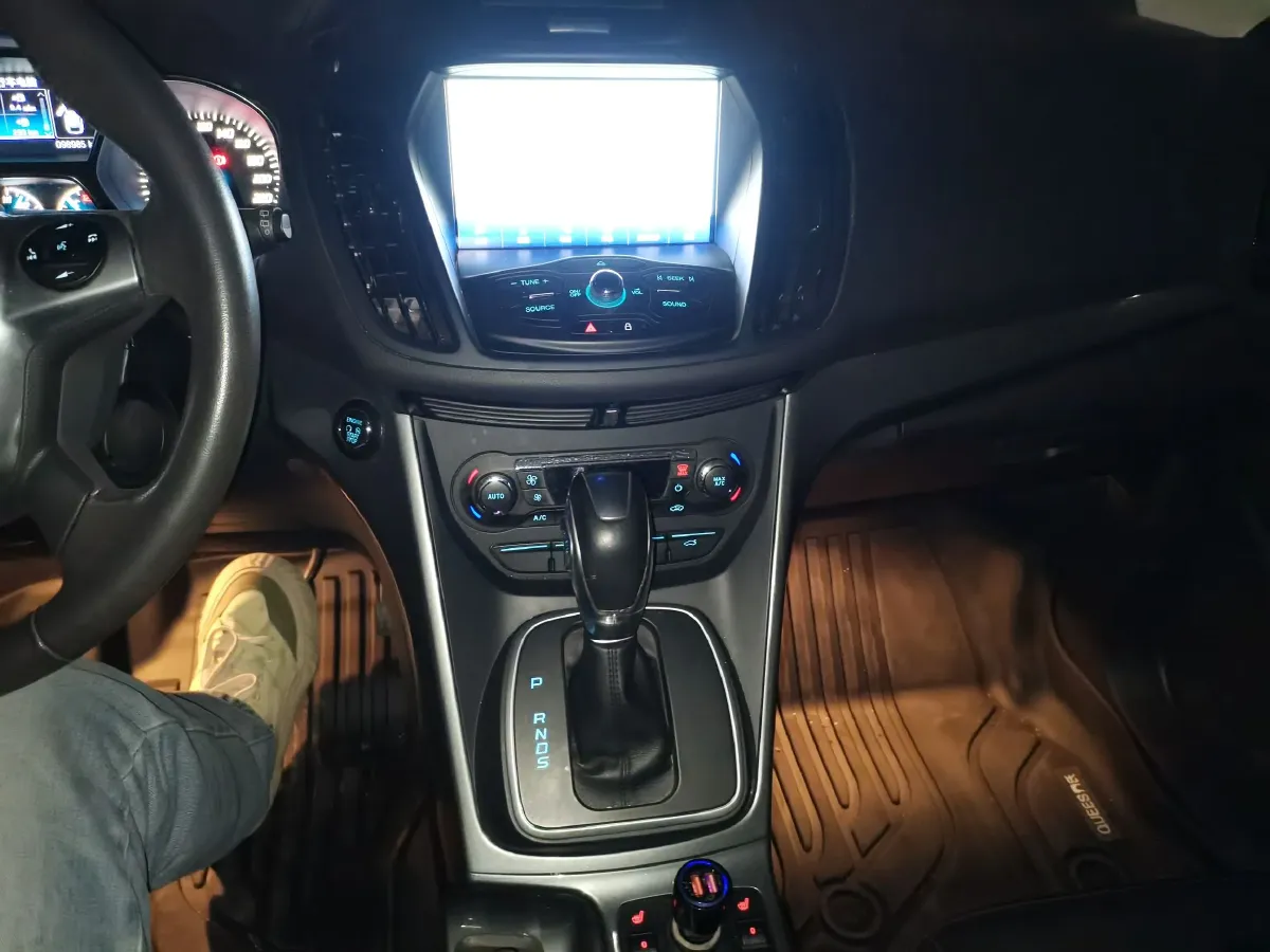 2015 Ford Kuga 2.0T 242HP L4 6AT,autocango,china used car exporter,china ev exporter,chinese used car exporter,chinese used ev exporter