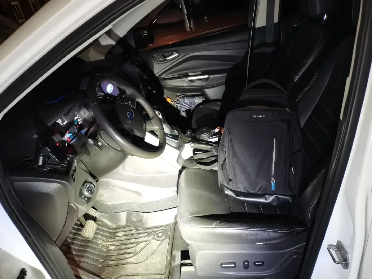 2015 Ford Kuga 2.0T 242HP L4 6AT,autocango,china used car exporter,china ev exporter,chinese used car exporter,chinese used ev exporter