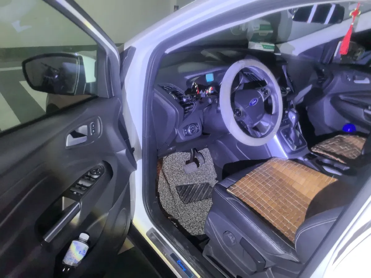 2015 Ford Kuga 1.5T 181HP L4 6AT,autocango,china used car exporter,china ev exporter,chinese used car exporter,chinese used ev exporter