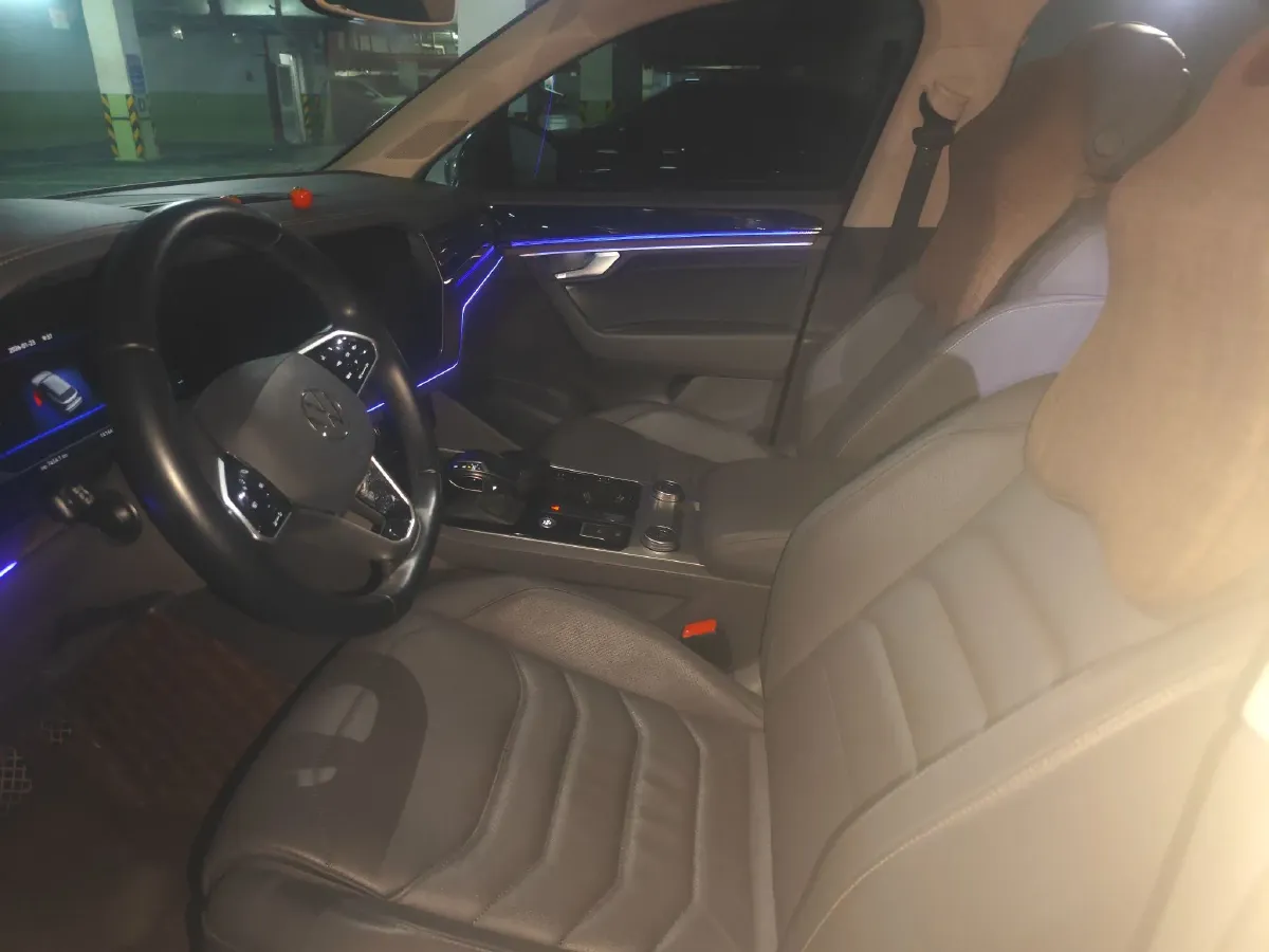 2021 Volkswagen Touareg 2.0T 245HP L4 8AT,autocango,china used car exporter,china ev exporter,chinese used car exporter,chinese used ev exporter