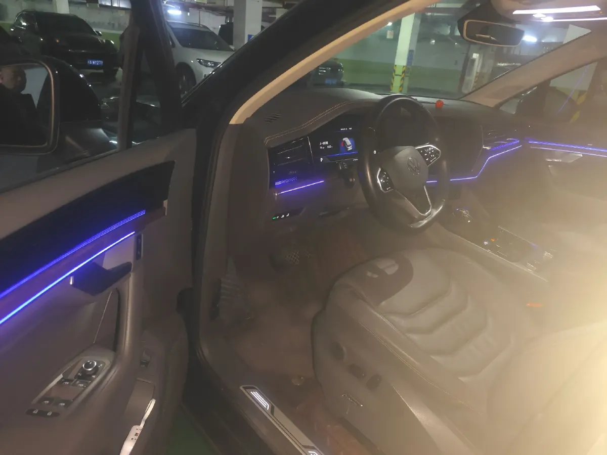 2021 Volkswagen Touareg 2.0T 245HP L4 8AT,autocango,china used car exporter,china ev exporter,chinese used car exporter,chinese used ev exporter