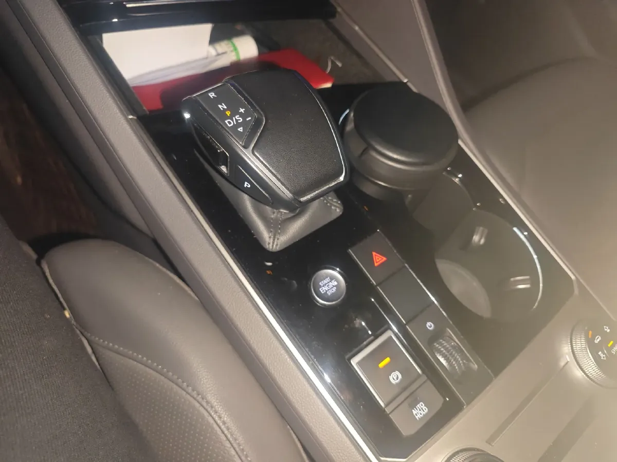 2021 Volkswagen Touareg 2.0T 245HP L4 8AT,autocango,china used car exporter,china ev exporter,chinese used car exporter,chinese used ev exporter