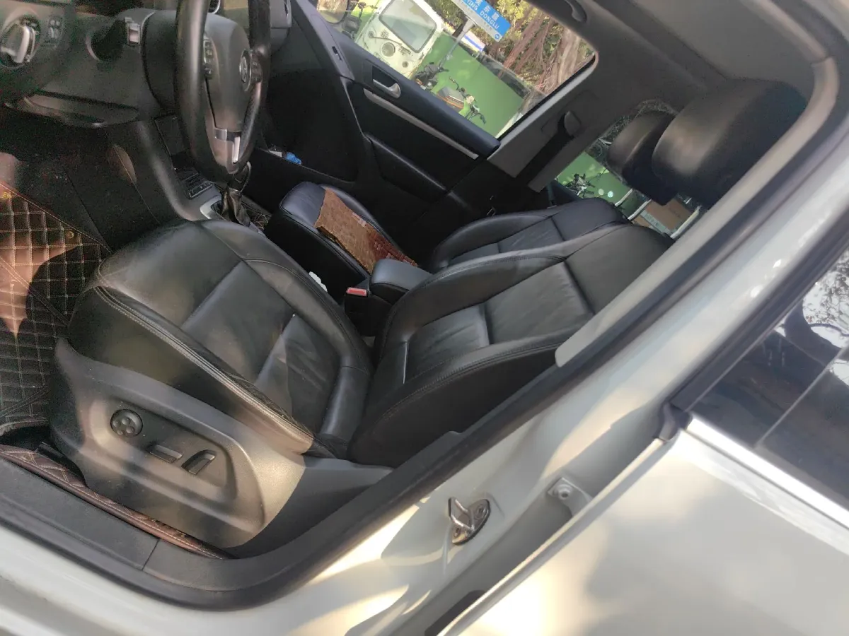 2015 Volkswagen Tiguan 2.0T 170HP L4 6AT,autocango,china used car exporter,china ev exporter,chinese used car exporter,chinese used ev exporter