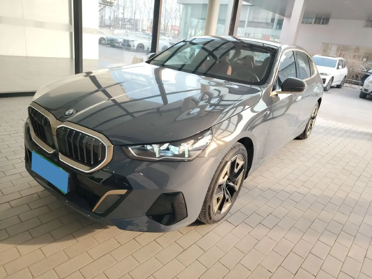 2024 BMW 5 Series 2.0T 258HP L4 8AT