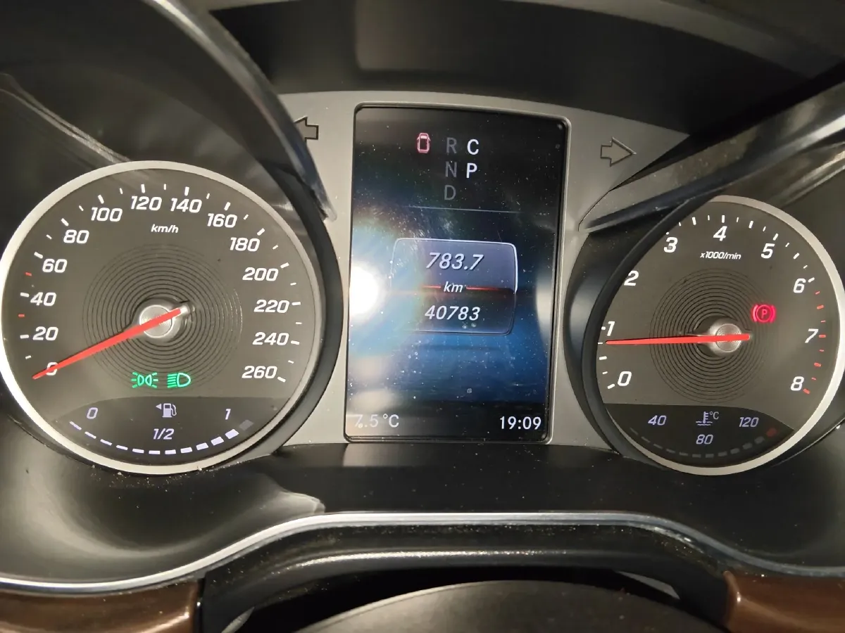 2022 Mercedes-Benz V Class 2.0T 211HP L4 9AT,autocango,china used car exporter,china ev exporter,chinese used car exporter,chinese used ev exporter