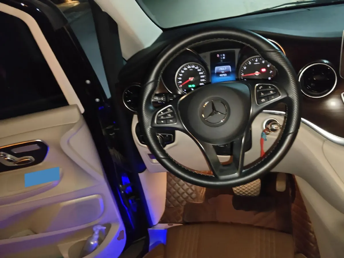 2022 Mercedes-Benz V Class 2.0T 211HP L4 9AT,autocango,china used car exporter,china ev exporter,chinese used car exporter,chinese used ev exporter