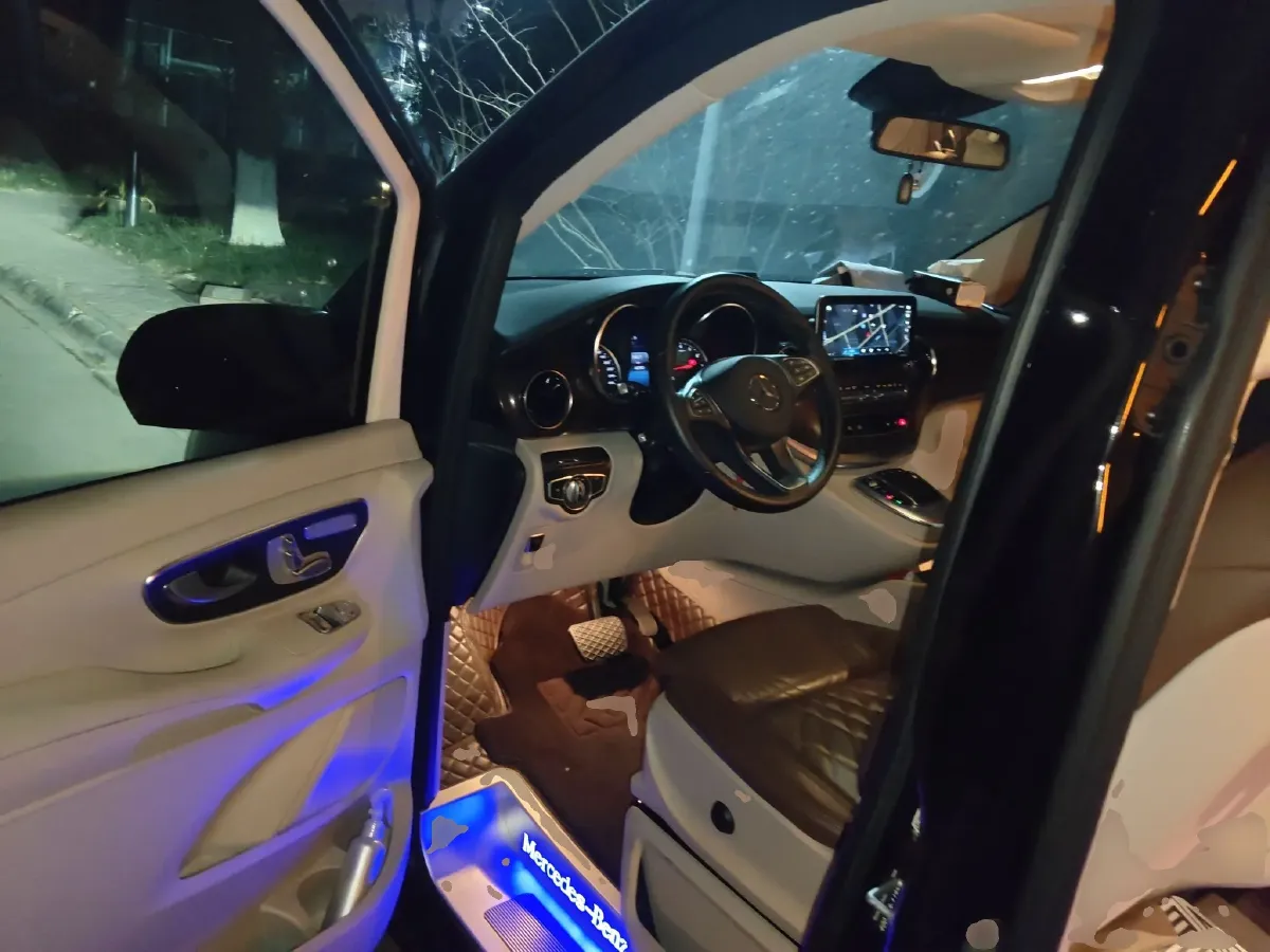 2022 Mercedes-Benz V Class 2.0T 211HP L4 9AT,autocango,china used car exporter,china ev exporter,chinese used car exporter,chinese used ev exporter