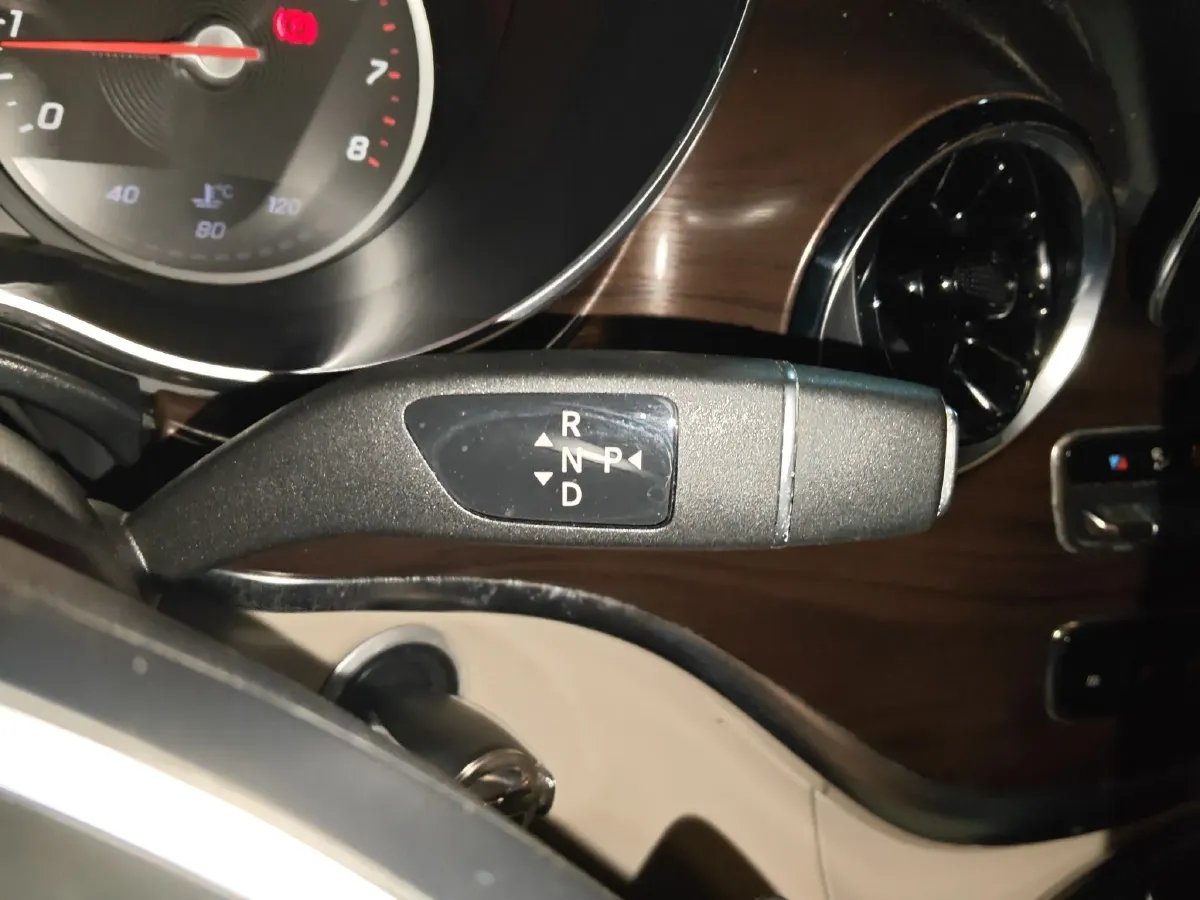 2022 Mercedes-Benz V Class 2.0T 211HP L4 9AT,autocango,china used car exporter,china ev exporter,chinese used car exporter,chinese used ev exporter