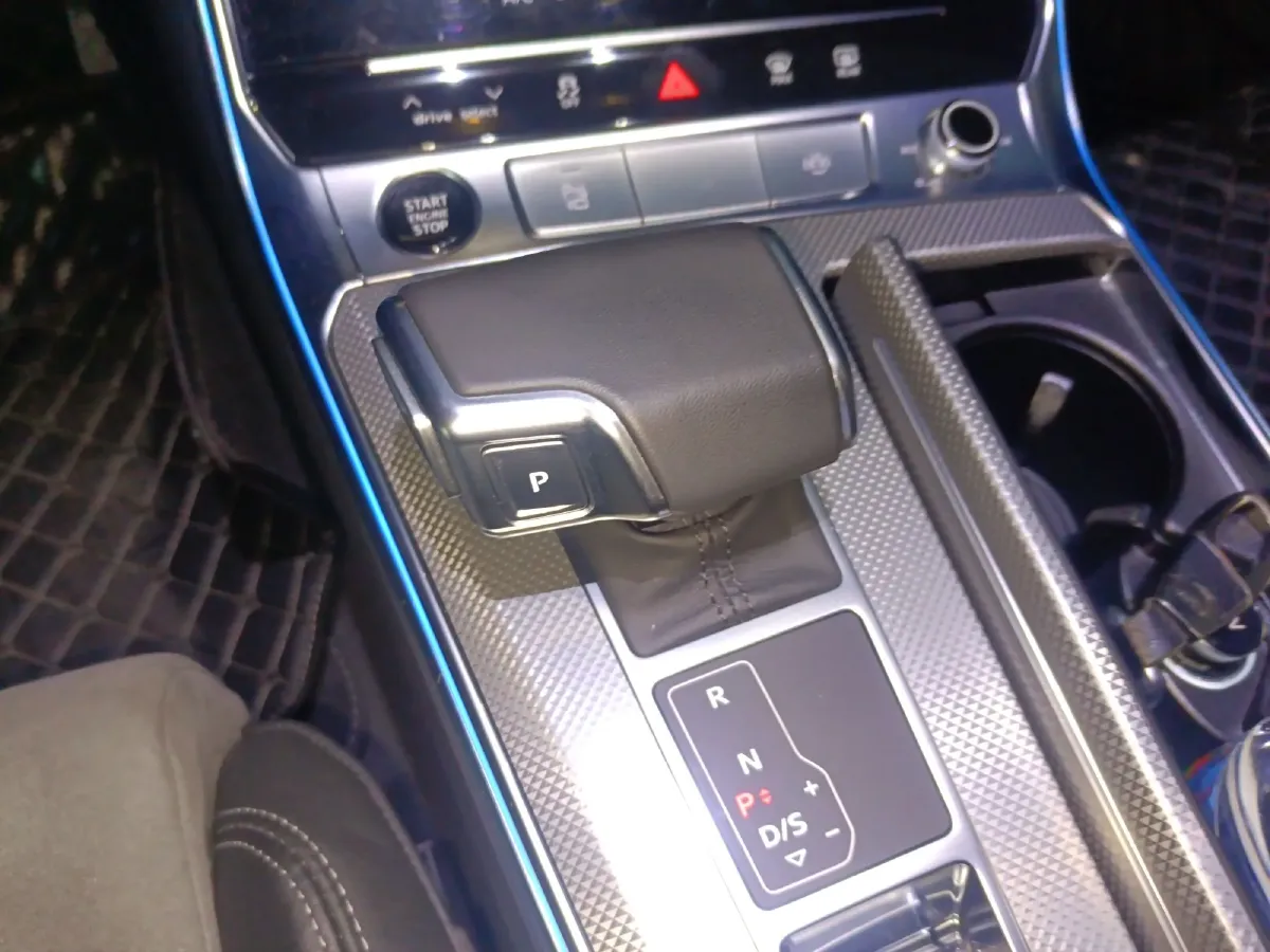 2023 Audi A6L 2.0T 245HP L4 7DCT,autocango,china used car exporter,china ev exporter,chinese used car exporter,chinese used ev exporter