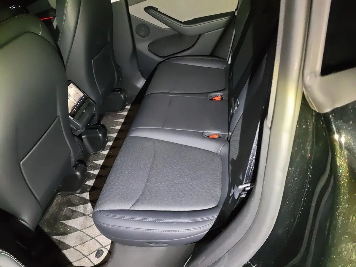 2025 Tesla Model Y BEV 62.5KWH,autocango,china used car exporter,china ev exporter,chinese used car exporter,chinese used ev exporter