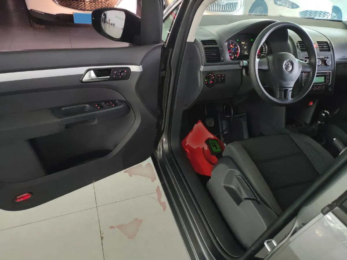 2015 Volkswagen Touran 1.4T 131HP L4 5MT,autocango,china used car exporter,china ev exporter,chinese used car exporter,chinese used ev exporter