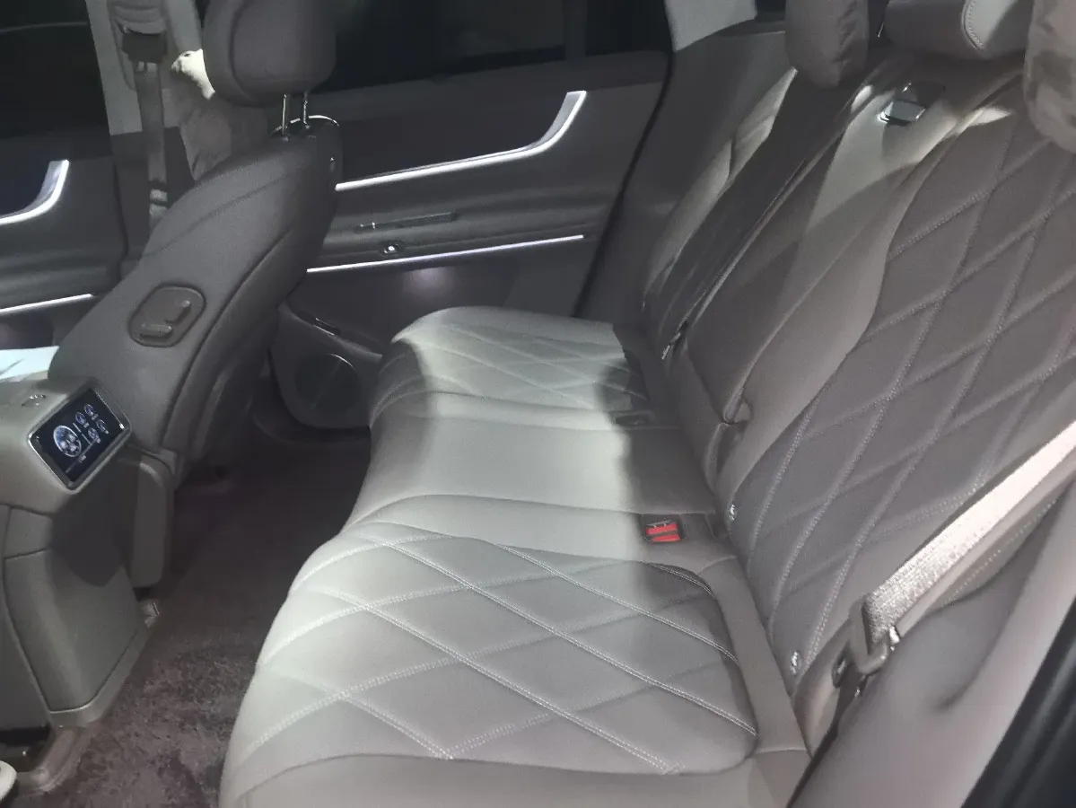 2025 AITO AITO M9 REEV 160HP REEV 52KWH,autocango,china used car exporter,china ev exporter,chinese used car exporter,chinese used ev exporter