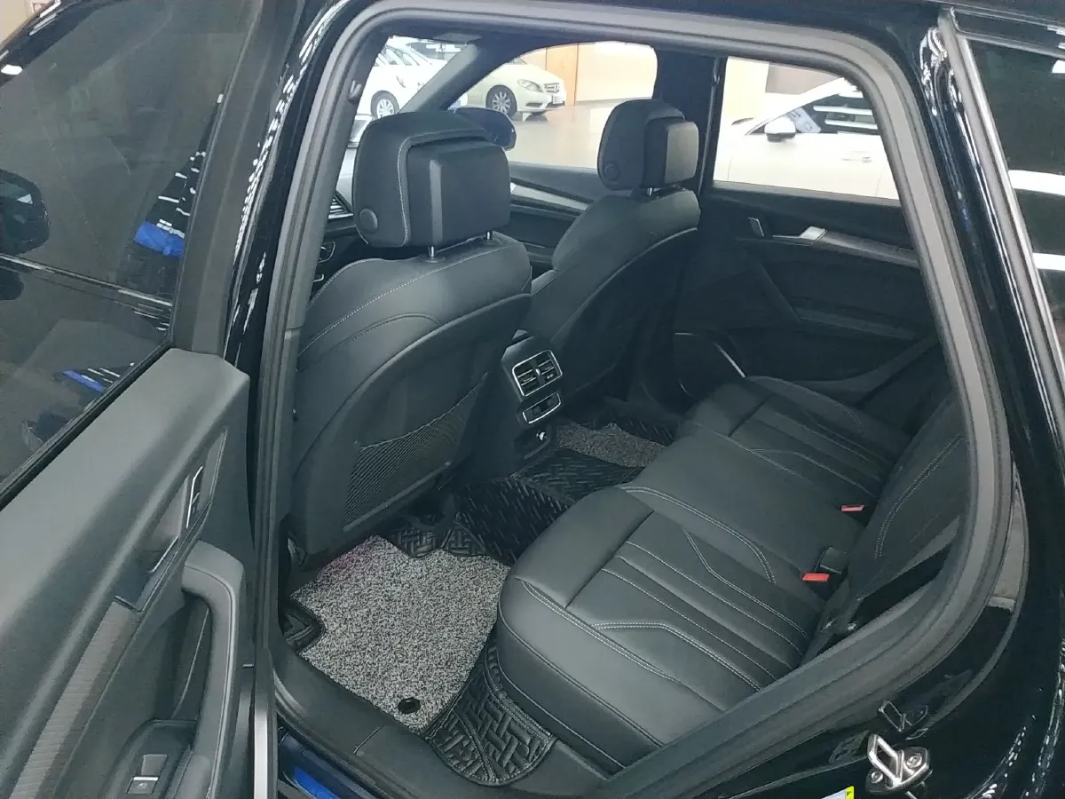 2024 Audi Q5L 2.0T 190HP L4 7DCT,autocango,china used car exporter,china ev exporter,chinese used car exporter,chinese used ev exporter